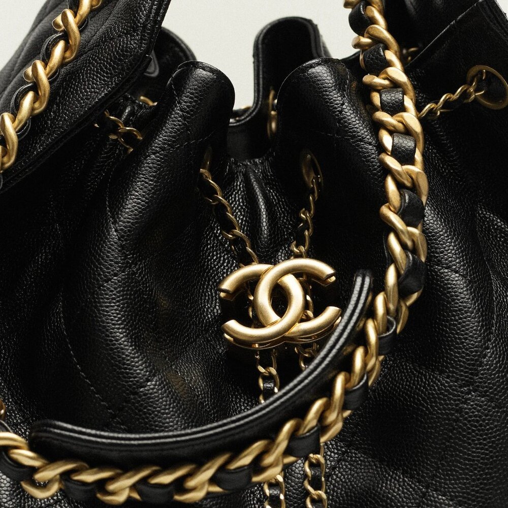 CHANEL 25 Medium Handbag in Black with Grained Calfskin & Gold-Tone Metal - Picture 4 of 4